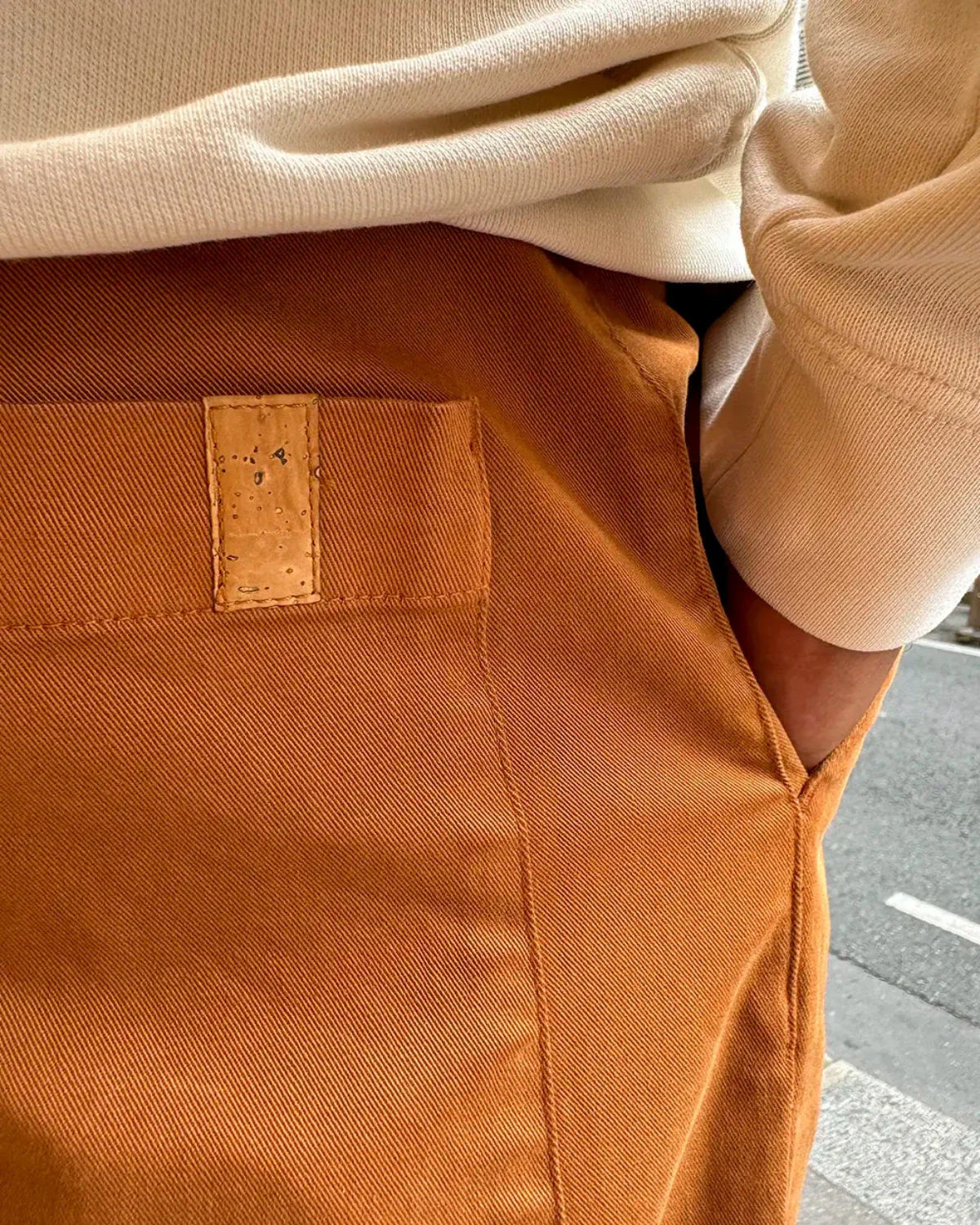CHINO CAMEL NOIX | VINCE - – Image 3